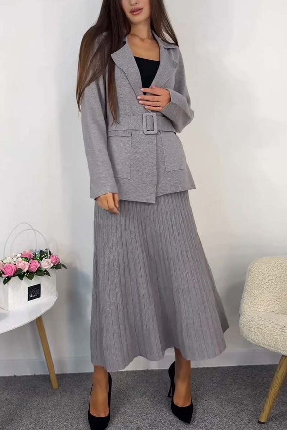 Women's lapel blazer and pleated skirt knitted suit